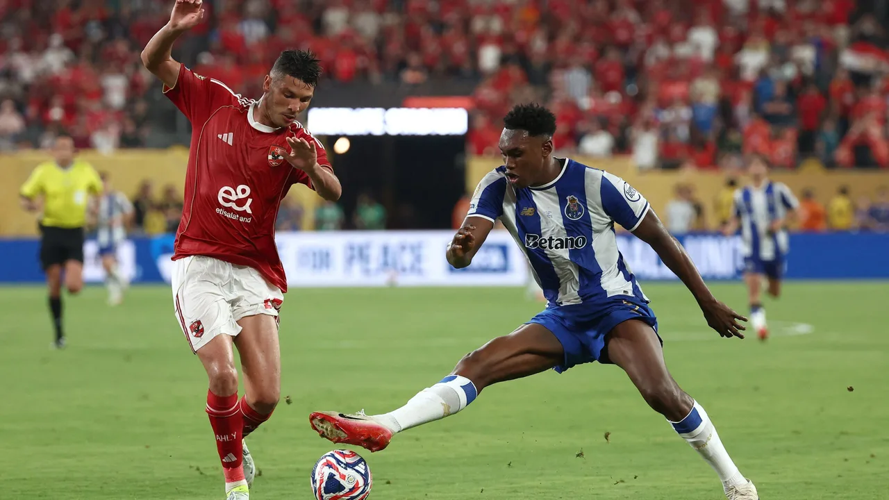 مفاجأة كبرى.. أشرف داري يحسم مستقبله مع الأهلي المصري بتنازلات مالية ضخمة